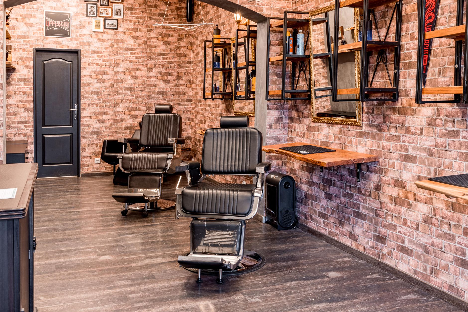 Klinge Barbershop Interior mit Ledersesseln